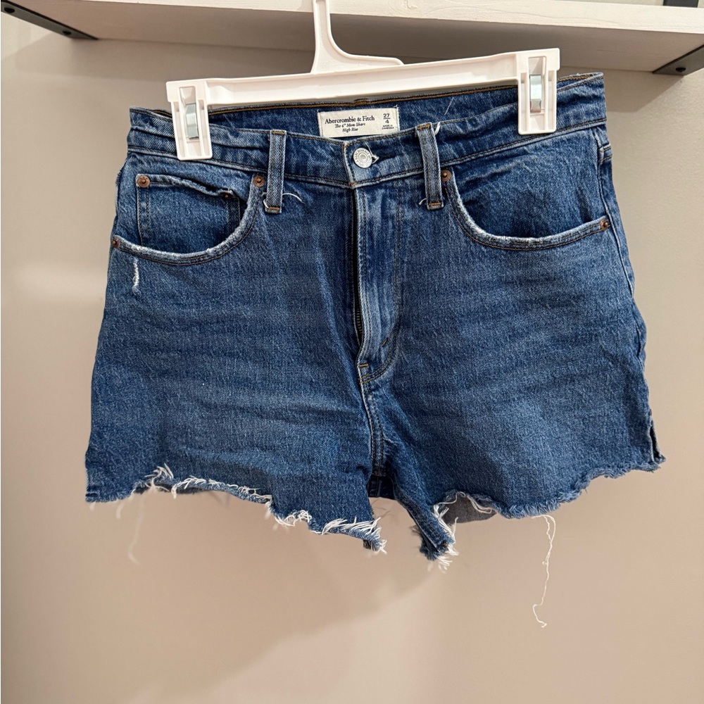 Abercrombie and Fitch Shorts
Curve love 
Size 4